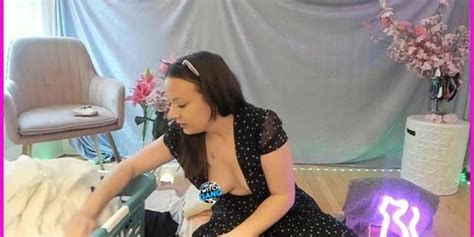 Twitch Streamer Accidentally Flash Her Boob While Trying On Bikini Tnaflix