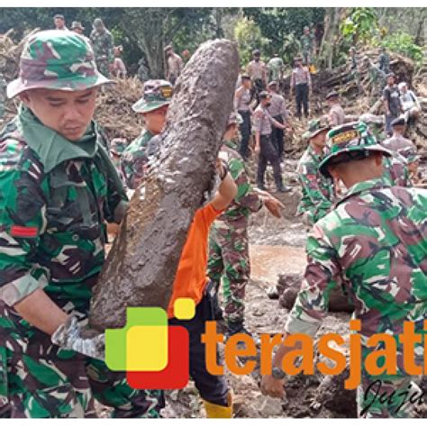 Hari Pertama Pencarian Korban Banjir Bandang Bumiaji Batu Ditemukan