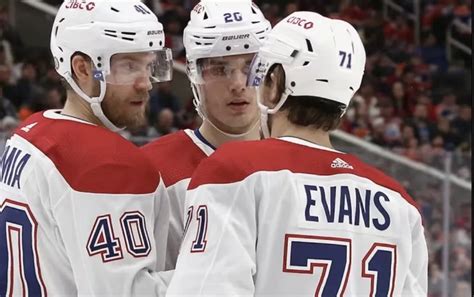 Hockey30 Juraj Slafkovsky sen prend à Jake Evans devant les médias