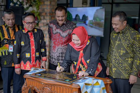 Cetak Wirausaha Baru Bupati Kasmarni Resmikan Inkubator Bisnis