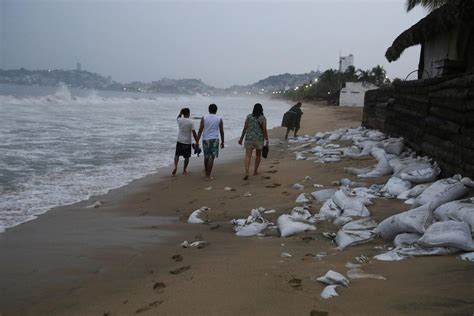 Hurricane Otis Tears Through Mexico S Acapulco As Category 4 Storm