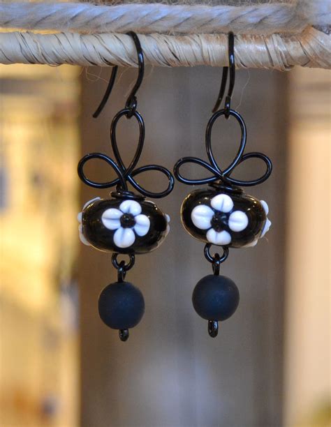 Longues Boucles D Oreilles Noires Et Blanches Avec Perles En Verre De