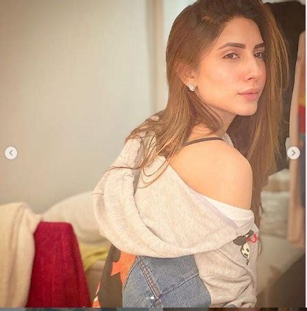 Hot Sexy Uzma Khan Bikini Pics