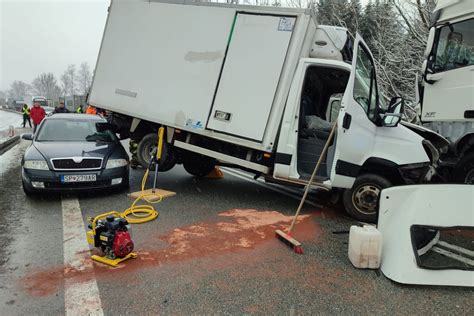 Bus wbił się w DAF a Tył Daily osiadł na słupku A Skody