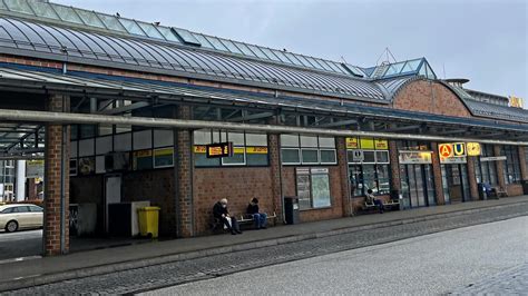 Polizei Norderstedt 17 jähriger Messerstecher flieht von Tatort am Bahnhof