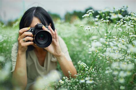 Potret Fotografer Wanita Berfoto Di Luar Ruangan Di Lanskap Lapangan