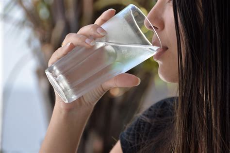 Quantos litros de água se deve beber por dia nutricionista do HGE faz