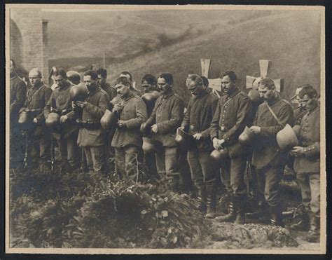 Fotografie 1 WK Deutsche Soldaten Mit Stahlhelm Am Kriegsgrab Trauern