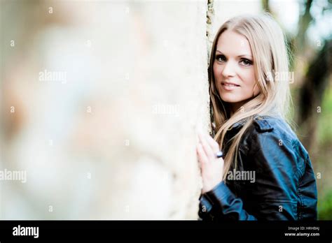 Model Released Attraktive Blonde Frau Lehnt An Einer Mauer Attractive Blond Woman Leaning