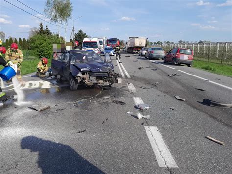 Wypadek osobówki i busa przyczyną utrudnień na trasie Walichnowy Wieluń