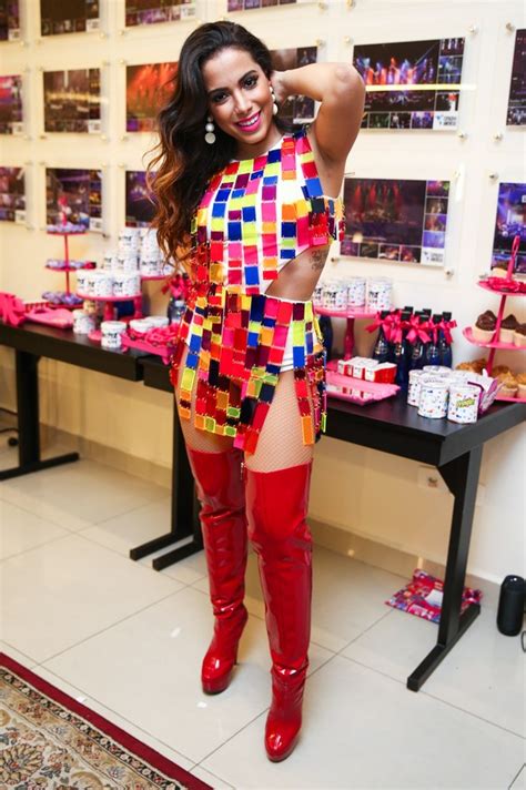 EGO Anitta Aposta Em Fio Dental Durante Show Infantil E Mostra