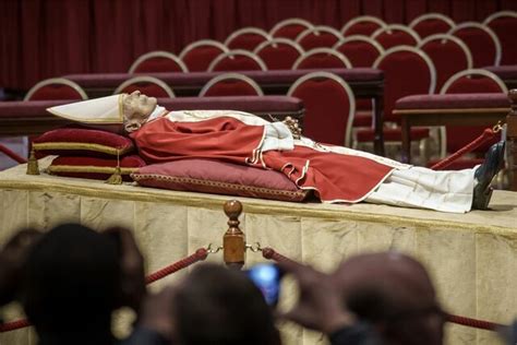 Abschied Von Papst Benedikt Xvi Aufbahrung Im Petersdom