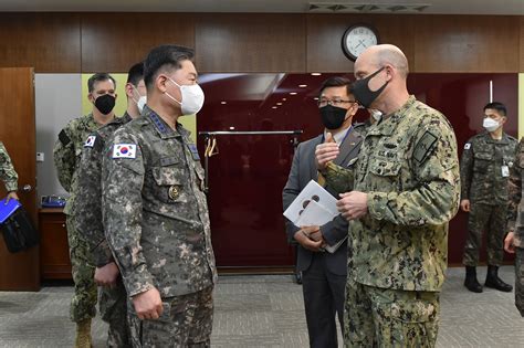 U.S. 7th Fleet commander visits South Korea > Commander, U.S. 7th Fleet > Display