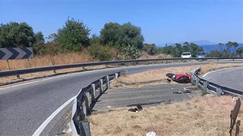 Scontro Fra Auto Nel Nisseno Due Morti Perde Il Controllo Della Moto