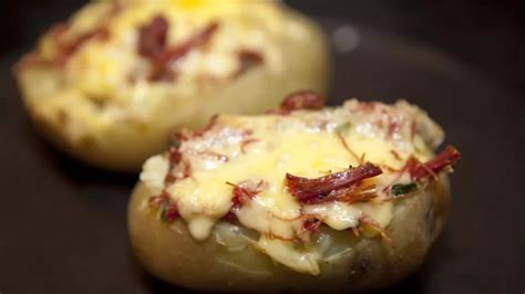 Batata Recheada Carne Desfiada E Queijo