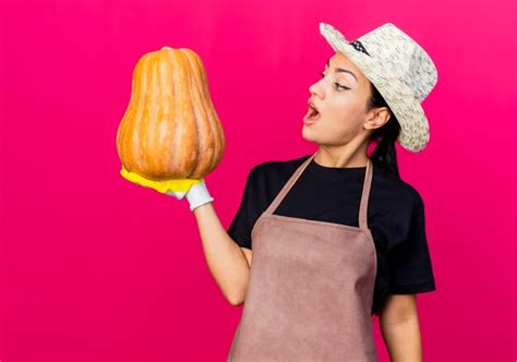 Jardinero De Mujer Hermosa Joven En Guantes De Goma Delantal Y Sombrero