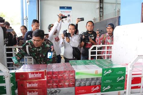 Personel Lanud SMH Gagalkan Pengiriman Rokok Tanpa Cukai Di Bandara