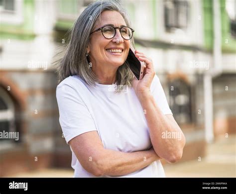 Mature Standing Hi Res Stock Photography And Images Alamy