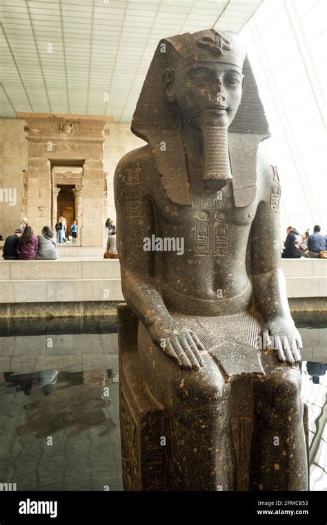 El Templo De Dendur En El Ala Egipcia Es Muy Popular En El Museo