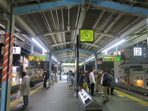 Jr大阪環状線 福島駅 ホーム 1番線は主に西九条・弁天町・天王寺へ行く列車が発着します 2番線は主に大阪・京橋・鶴橋方面に行く列車が発着し