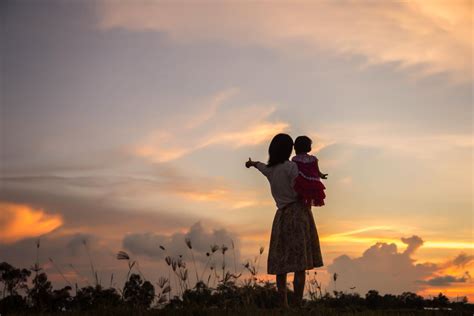 Peran Penting Ibu dalam Keluarga dan Tumbuh Kembang Anak - MAKUKU