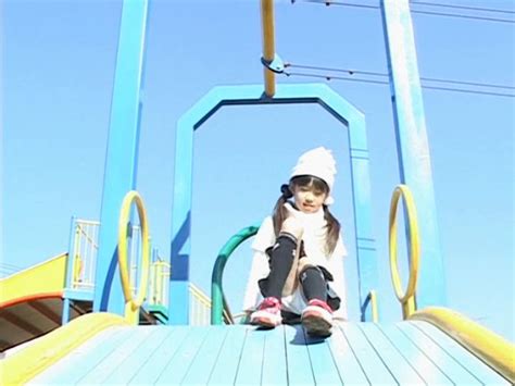 無邪気に公園で遊ぶ星美優ちゃんの少女パンツに癒される│ジュニアアイドルのパンチラが見たい！