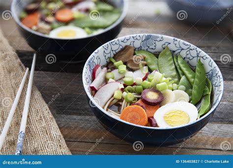 Sopa De Macarronete Do Udon Do Vegetal E Do Ovo Imagem De Stock