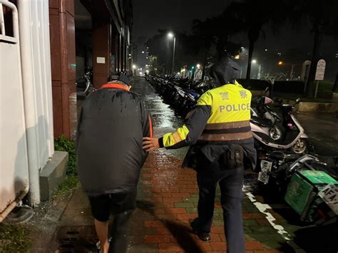 7旬翁一個月接連走失2次 淡水警颱風夜冒雨助返家團圓