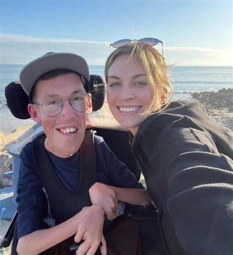 La blonde aux longues jambes Le partenaire spécial sest vanté de sa belle femme récoltant des