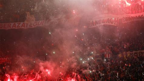 El Espectacular Recibimiento De Los Hinchas De River En El Monumental