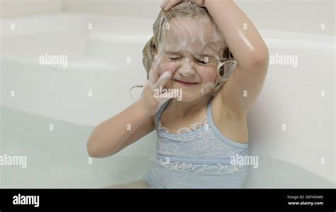 Jolie Fille De Quatre Ans Prend Un Bain Avec Mousse De Bain En Maillot