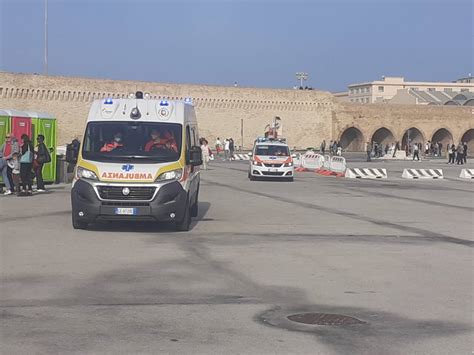 Ancona va al porto per visitare l Amerigo Vespucci ma è colta da