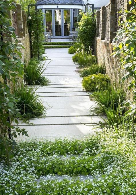 35 Exciting Side House Garden Ideas With Walkway Homemydesign