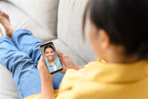 Mujer Afroamericana Usando Un Smartphone Para Comunicarse Con Una Amiga