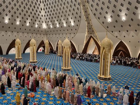 Masjid Al Jabbar Bandung Gelar Tarawih Perdana Jemaah Masih Lenggang