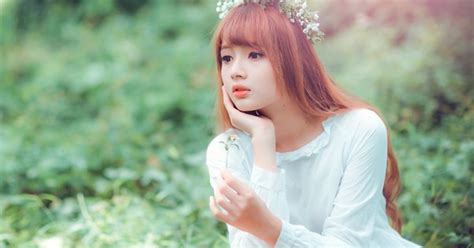 Hot girl ảnh thẻ gây bất ngờ với loạt ảnh cô đơn trong rừng