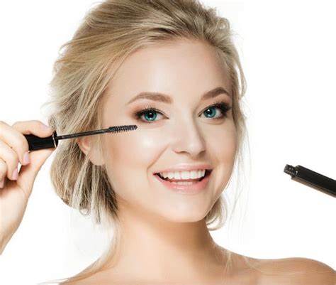 7 Tubing Mascaras That Seriously Lengthen Lashes Without Smudging