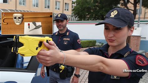 Bologna Mascherato E Armato Di Bastone Prova Danneggiare Le Auto