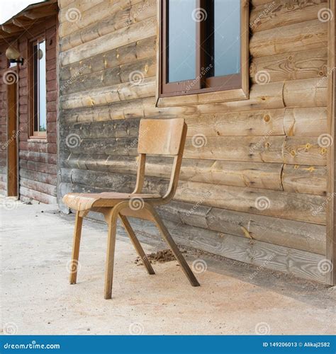 Vieille Maison En Bois Abandonn E Avec La Chaise Dehors Image Stock