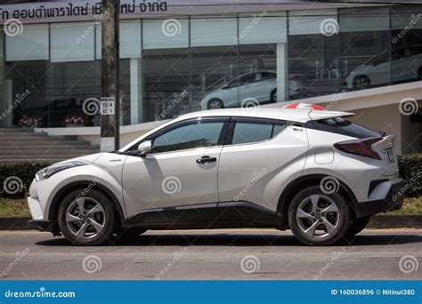 Coche H Brido De Suv De La Cruce Del Subcompact De Toyota Chr Foto