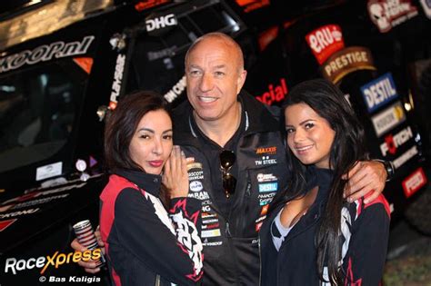 Foto Tom Coronel Komt Handen Tekort Voor Deze Twee Knappe Babes Van No