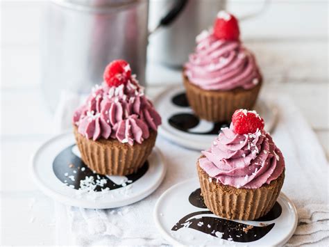 Schoko Cupcakes Mit Cashew Himbeer Frosting Rezept EAT SMARTER