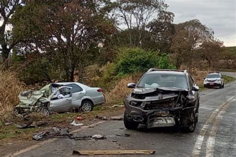 Motorista E Passageira Morrem Ap S Carros Baterem Frontalmente Durante