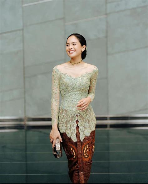 Kebaya Artis Paling Memukau Modelnya Fantastis