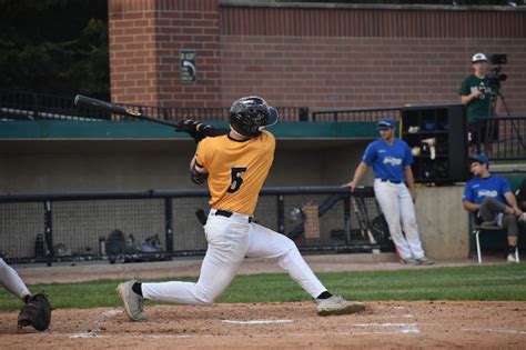 Oilmen Defeat Vikings Before Championship Push