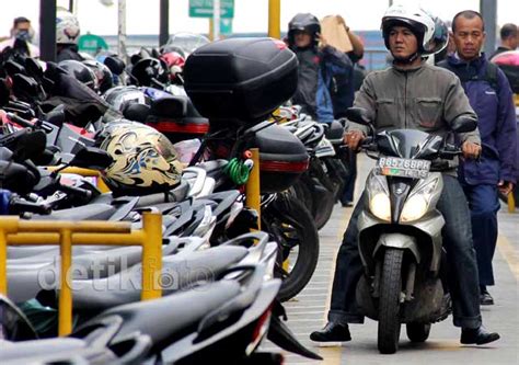 Hari Ini Tarif Parkir Di Jakarta Naik