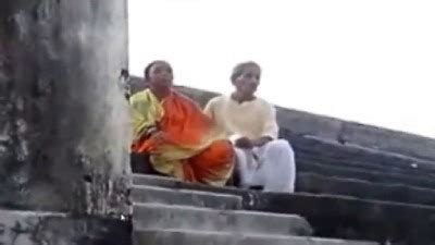 Vibachaari Kai Adithu Kanju Edukum Old Tamil Sex Outdoor Video