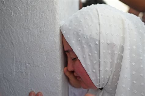 Hajj 2023: Heartwarming photos show pilgrims praying on Mount Arafat