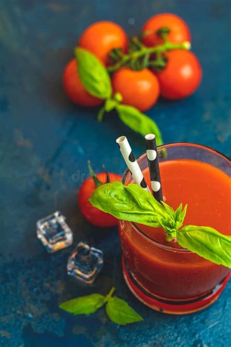 Rotes Cocktail Mit Tomatensaft Zwischen Tomaten Basilikum Petersilie