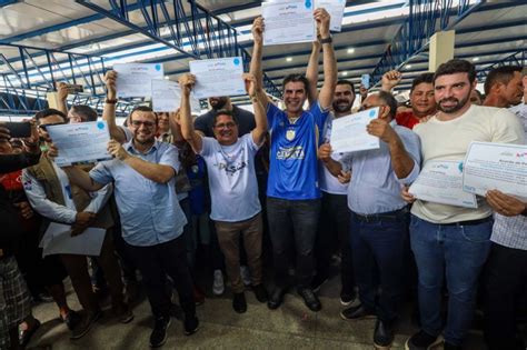 Governador do Pará entrega acordo de pesca para comunidades em Cametá